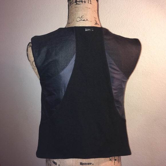 Sleek VPL eye hook vest - Picture 4 of 8